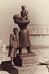 פסל "האם ובנה" בעין גב בצילום משנת 1953