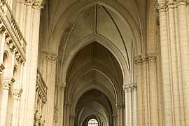 Interior de la catedral de Poitiers.