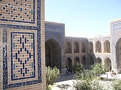 Ulug-Beg Madrasa med utsikt over gardsrommet.