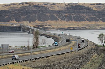 Verlauf der vier Fahrstreifen der Interstate 90 über die Vantage Bridge (Blick nach Osten, 2017)