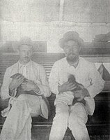 Glinka en Anton tijdens de terugreis op het stoomschip Peterboerg, ieder met hun mangoest, die ze in Colombo hadden gekocht[10]