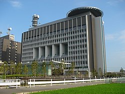 県警本部庁舎（左の建物が県庁）