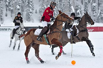 Match de polo opposant les équipes Cartier (en rouge) et Ralph Lauren, lors de la 30e édition de la Coupe du monde de polo sur neige Cartier à Saint-Moritz, en février 2014. (définition réelle 4 601 × 3 047)