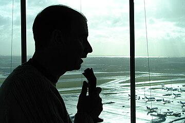 Luchtverkeersleider in de Schiphol Tower