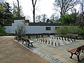 Wenige Meter vom Eingang Friedberger Landstraße, mit der Außenmauer des Chinesischen Gartens im Hintergrund