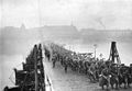 Rückkehr deutscher Fronttruppen nach dem Waffenstillstand auf der Schiffbrücke in Koblenz im November 1918