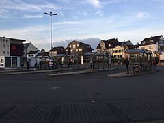 Blick auf den alten Busbahnhof. Ehemaliger Wartesaal und Kiosk wurden bereits abgerissen. Dort stehen Baucontainer (links).