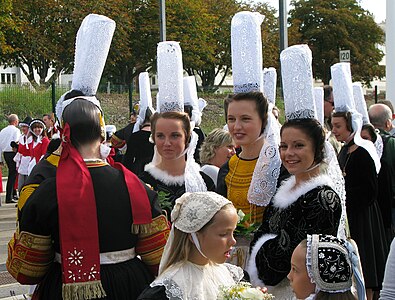 Coiffes du pays Bigouden. À gauche, costume inspiré du XIXe siècle.