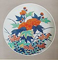 Plat à décor de fleurs, D. 31,6 cm. Porcelaine d'Imari, Arita, style Nabeshima, vers 1690-1710. Époque d'Edo.