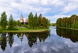 Vanha kirkko kuvattuna valtatien sillalta