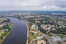 Pskovs kreml vid stranden av Velikaja