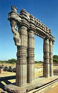 காக்கத்தியர் கலா தோரணம் (Warangal Gate) built by the காக்கத்தியர் in ruins; one of the many temple complexes destroyed by the Delhi Sultanate.