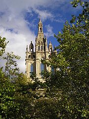 Torre vista desde las calzadas de Mallona