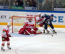 Bodrov (numero 33) taistelemassa kiekosta maalin takana lokakuussa 2011 Amur Habarovskia vastaan.