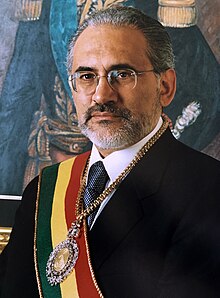 Carlos Mesa in his office, invested with the symbols of command. Behind is the portrait of Marshal Andrés de Santa Cruz.