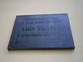 Плоча на галицијском језику испред Суарезовог родног места: „У овој кући је 2. маја 1935. године рођен Луис Суарез — архитекта фудбала.”
