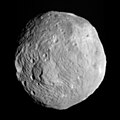 ドーンが2011年7月8日に撮影した、小惑星ベスタ。