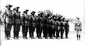 Kamerunští vojáci a německý důstojník, německé koloniální jednotky v Německé jihozápadní Africe, 1914-1915