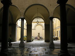 Patio interno visto desde las arcadas