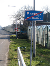 Verkeersbord en kassen