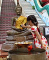 Respect à Bouddha, fillette lavant une statue de Bouddha, île de Ko Samui