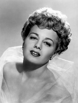 Foto publicitaria d'estudio de l'actriz Shelley Winters (1951).