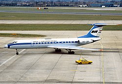 A MALÉV egyik Tu–134-ese a London-Heathrow-i repülőtéren 1983. március 6-án