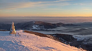 Vue depuis le Grand Ballon au sud-est jusqu'au Molkenrain. En arrière-plan les Alpes suisses. Au premier plan se trouve le monument des Diables bleus.