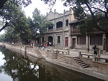 始建于1911年的杨氏祠堂，是惠山祠堂群中少见的西洋风格建筑。