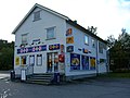 «Kiosk» kan også brukast om butikkar som sel kioskvarer sjølv om bygningane er større enn små buer. Arhaug kiosk på Gruben i Mo i Rana blei driven frå 1971 til 2009. Foto: 2007