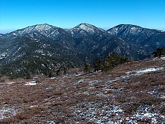 Östliche Tehachapi Mountains von Westen aus gesehen. Tehachapi Mountain, Double Mountain und Covington Mountain.