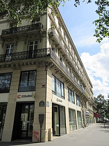 Emplacement du panneau Histoire de Paris Boulevard du Crime à l'angle de la place de la République et du boulevard du Temple.