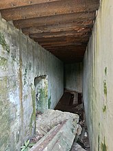 銀禧炮台的地下掩體通道，頂部有鋼板加強保護，但鋼板已明顯生鏽