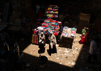 Deux Égyptiennes faisant leurs emplettes à un marché près de Wékalet Al-Ghouri au Caire. (définition réelle 4 060 × 2 856)