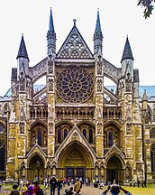 La fachada gótica del transepto de la abadía de Westminster (1245-1517, s. XIX) está decorada con capas de detalles arquitectónicos como tracería, arquerías y tallado figurativo.