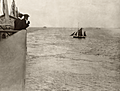 El transatlántico navegando cerca de Portsmouth, se visualiza el costado de babor mirando hacia popa.