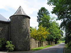 Tour du château-ferme de Cour-sur-Heure.