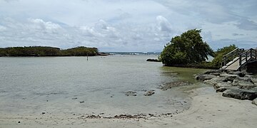 Débouché de l'étang des Salines sur l'Anse à Prunes.