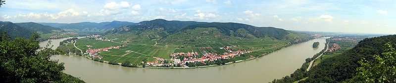 Panorama doline Wachau na Dunavu s Dürnsteinom lijevo i Kremsom desno