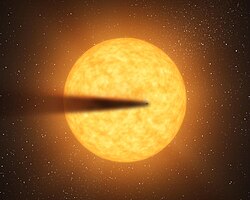 主星の周囲を公転するケプラー1520bの想像図。惑星は表面の昇華によって急速に質量を失い、塵の尾を引いている。