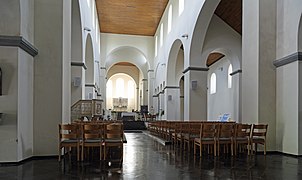 L'intérieur de la collégiale.