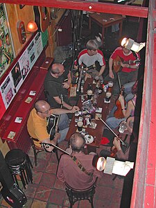 Irlandako taberna bateko pub session bateko zaletuak musika herrikoia jo eta garagardoa edanaz.