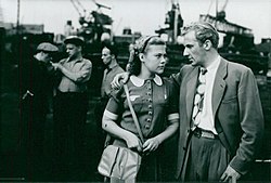 Nine-Christine Jönsson och Bengt Eklund i filmen Hamnstad (1948).