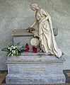 Nadgrobni spomenik Petru Preradoviću na Mirogoju, Domovina polaže cvijeće na pjesnikov Spomenik, 1878., rad Ivana Rendića.
