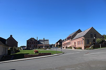 La Grand'place avec le monument aux morts et la mairie.