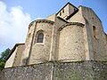 L'église dominant la route.