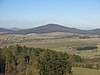 Blick vom Aussichtspunkt Via Regia auf dem Rößberg bei Großenbach (Hünfeld) vorbei an Neuwirtshaus (Hünfeld) nordostwärts zum Stallberg