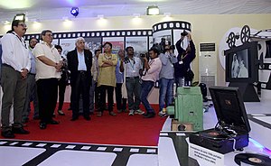 第46回インド国際映画祭の展示会を視察する情報放送大臣スニール・アローラ（英語版）（左から3人目）
