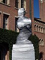 La statue protégée des vandales de l'UCLA.