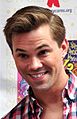 Andrew Rannells interpreta Bryan Collins